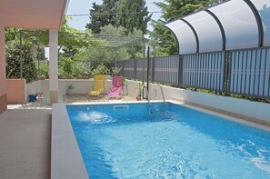 季节性开放的室外游泳池，09:00 至 20:30 开放，池畔遮阳伞，日光浴躺椅