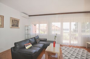 Family Apartment, 2 Bedrooms, Non Smoking, Garden View | 1 bedroom, desk, laptop workspace, blackout curtains - Marjan park (Split)