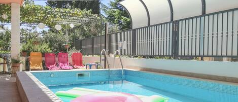 Außenpool (je nach Saison geöffnet), Sonnenschirme, Liegestühle