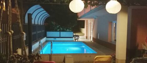 Kauden mukainen ulkouima-allas avoinna 9.00–20.30, aurinkovarjoja