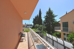 Family Apartment, 2 Bedrooms, Non Smoking, Garden View | 1 bedroom, desk, laptop workspace, blackout curtains - Marjan park (Split)