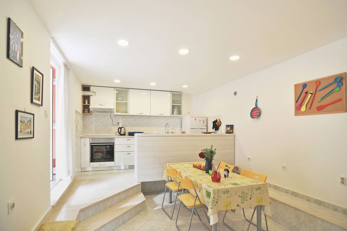 Apartamento família, vista para a piscina | Opções para refeição no quarto
