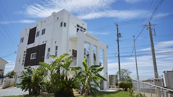 Vista frontal de la propiedad
