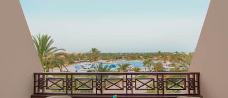 Standard Room, Pool View | Minibar, in-room safe, blackout drapes, bed sheets