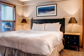 1 bedroom, iron/ironing board, Internet, bed sheets - Aspens #464 Prime Ski-in Ski-out Location! Top Floor Unit, Pool, Hot tubs, BBQ (Whistler)