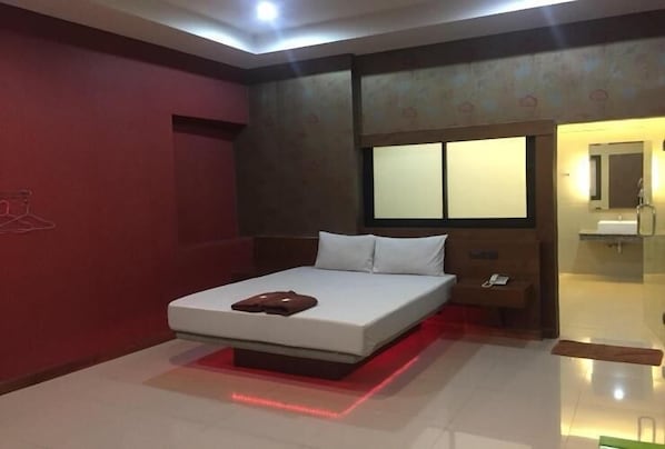 Standard Double Room | Desk, free WiFi - Visa Hotel (Bangkok)