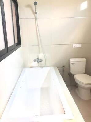 Standard Double Room | Deep-soaking bathtub - Visa Hotel (Bangkok)