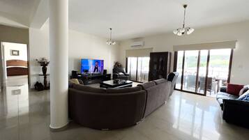 Televisión LED, Netflix, reproductor de DVD y tenis de mesa