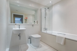 Apartamento clássico, 2 quartos | Banheiro | Chuveiro/banheira combinados, produtos de toalete grátis