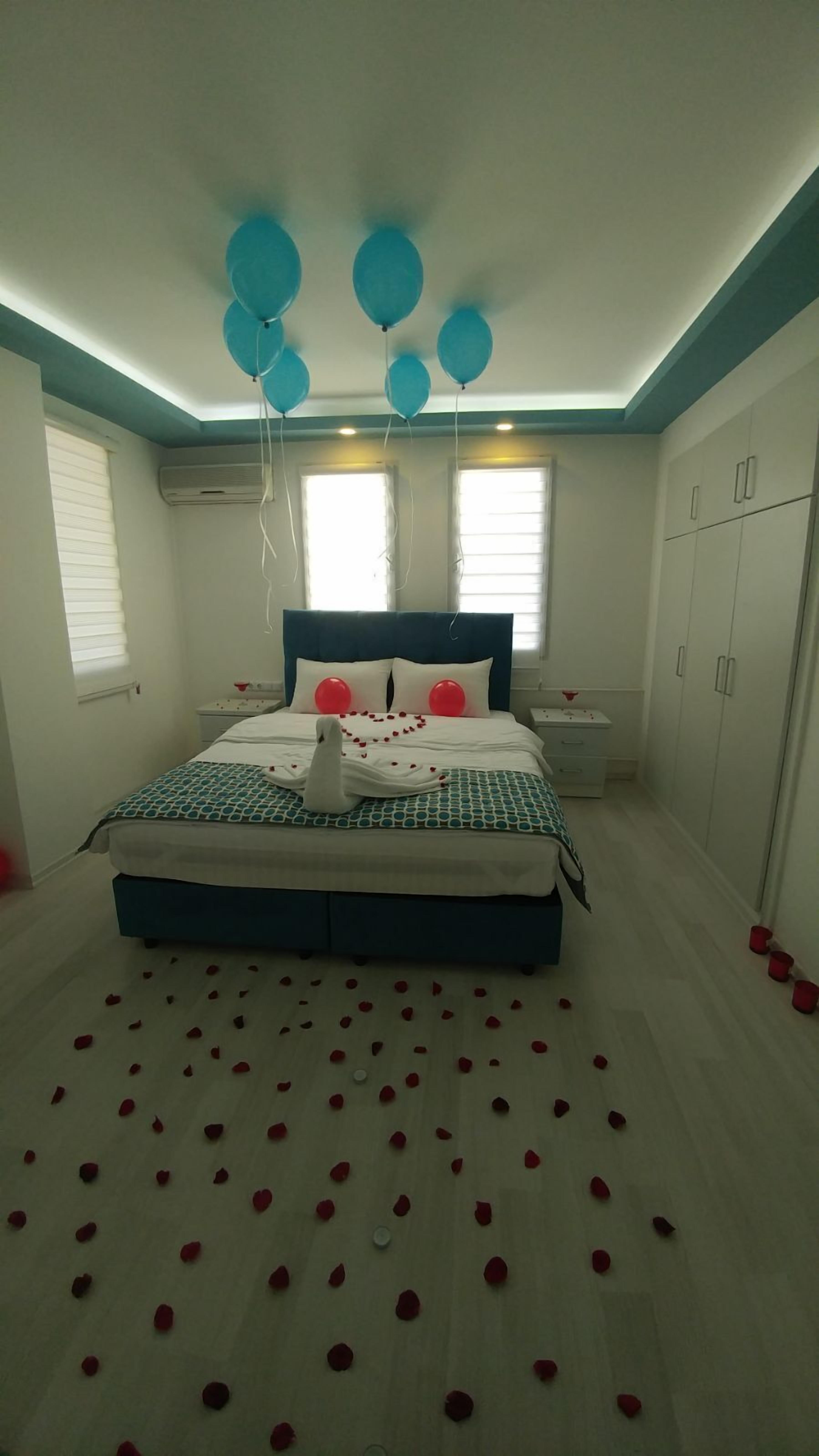 1 ห้องนอน, เครื่องนอนระดับพรีเมียม, มินิบาร์, โต๊ะทำงาน