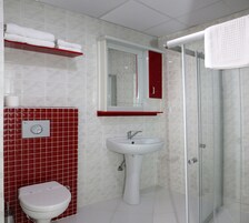 Ducha, artículos de tocador gratuitos, secador de pelo, pantuflas