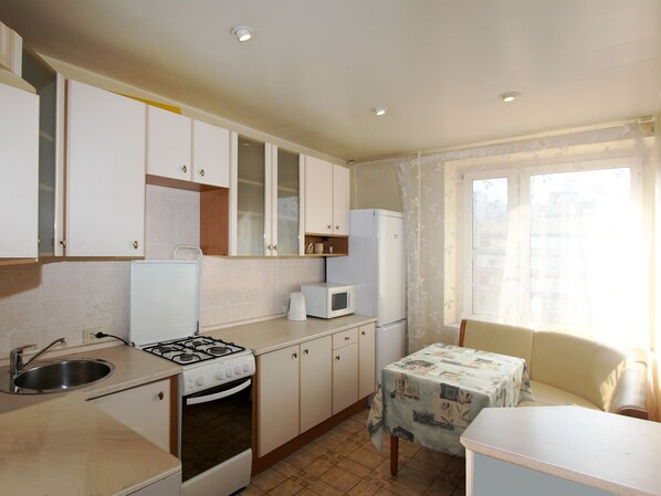 Apartamento | Cozinha privada | Geladeira, micro-ondas, fogão, cooktop