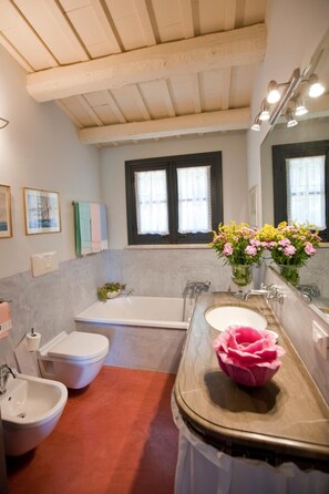 淋浴設備、免費盥洗用品、吹風機、洗髮精