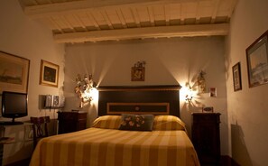 高級寢具、迷你吧、免費無線上網、床單