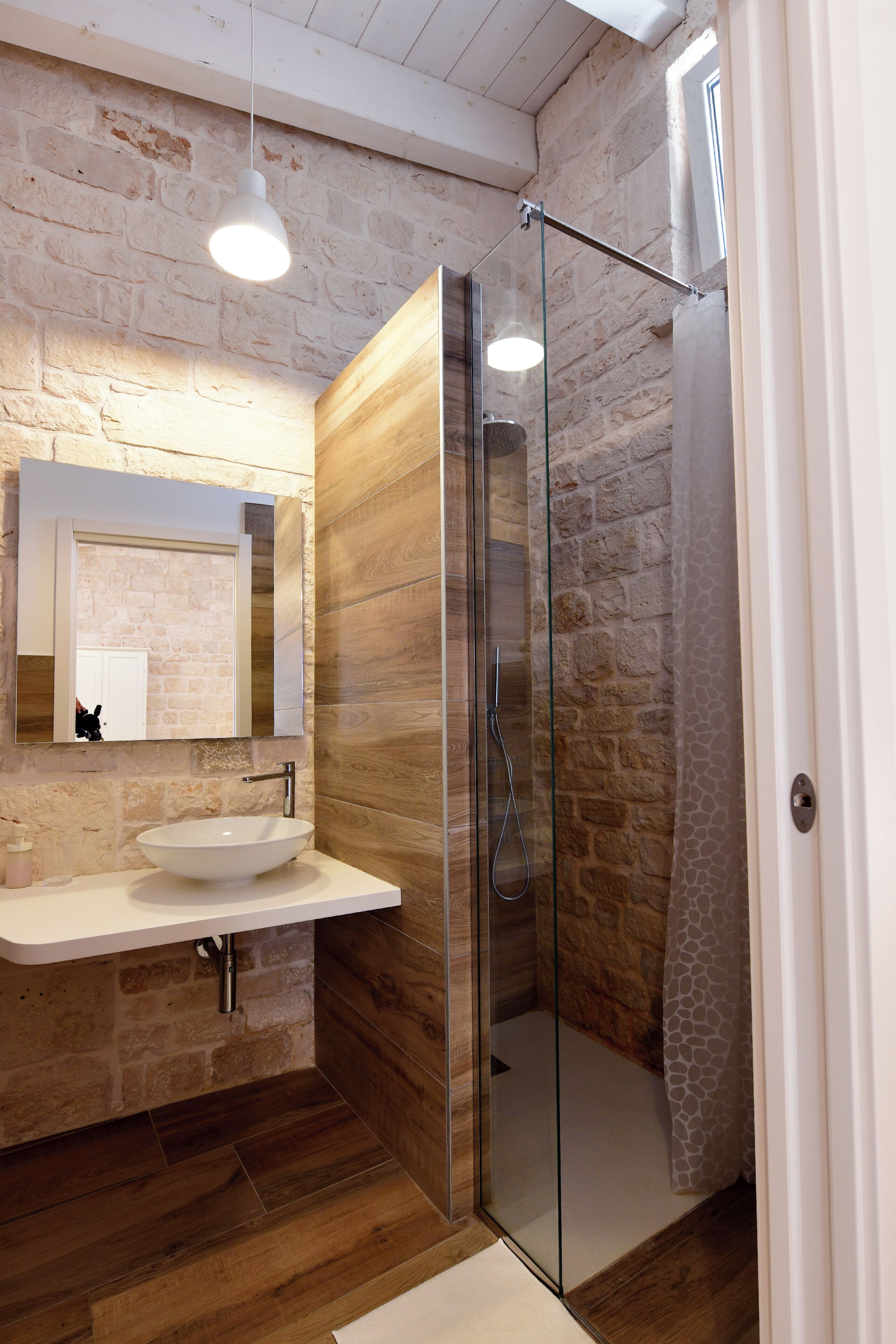 Chambre Triple | Salle de bain | Douche, sèche-cheveux, bidet, serviettes fournies