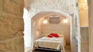 Triple Room | WiFi (free), bed sheets