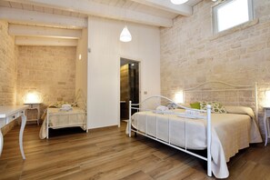 Driepersoonskamer | Gratis wifi, beddengoed