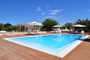 Outdoor pool, sun loungers - B&B Fiano Marchione (Castellana Grotte)