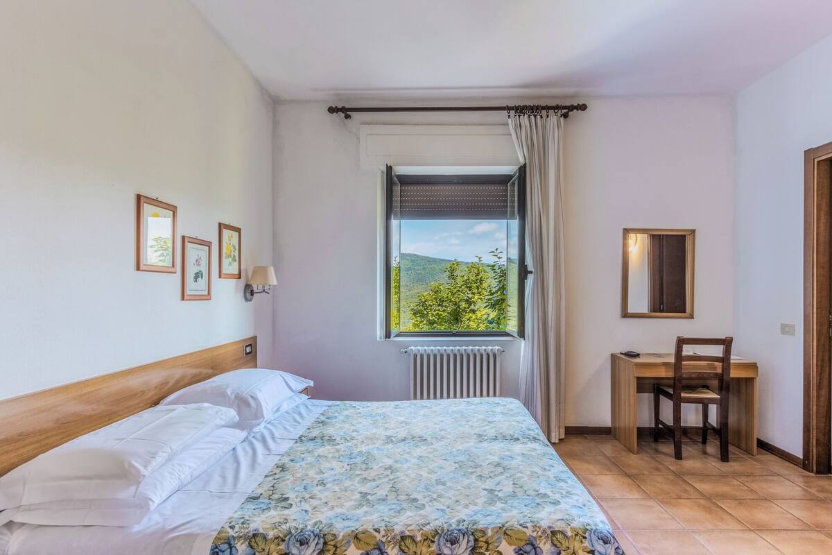 Une chambre à coucher avec un lit, un bureau et une chaise.