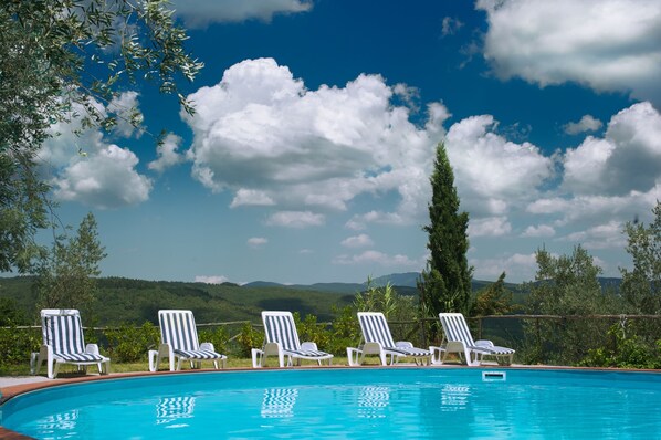 Seasonal outdoor pool, pool umbrellas, sun loungers - Hotel Girifalco - Nature & Relax (Massa Marittima)