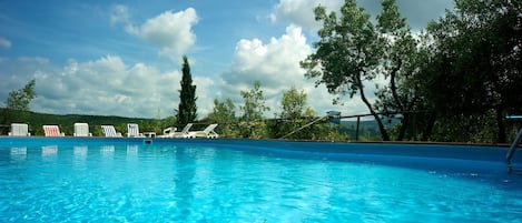 Piscina externa sazonal, guarda-sóis, espreguiçadeiras