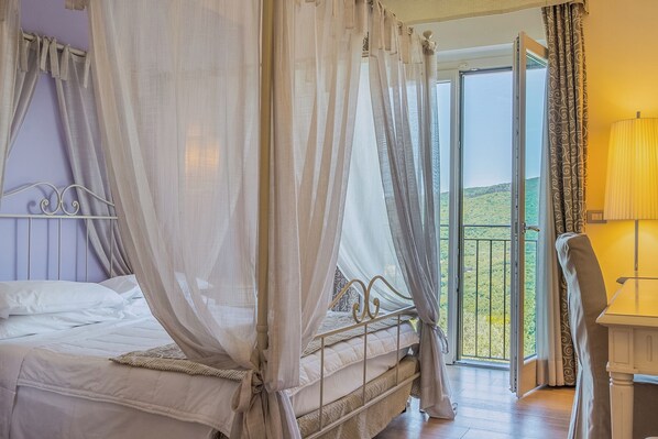 Deluxe Room, 1 Queen Bed, Valley View | Interior detail - Hotel Girifalco - Nature & Relax (Massa Marittima)