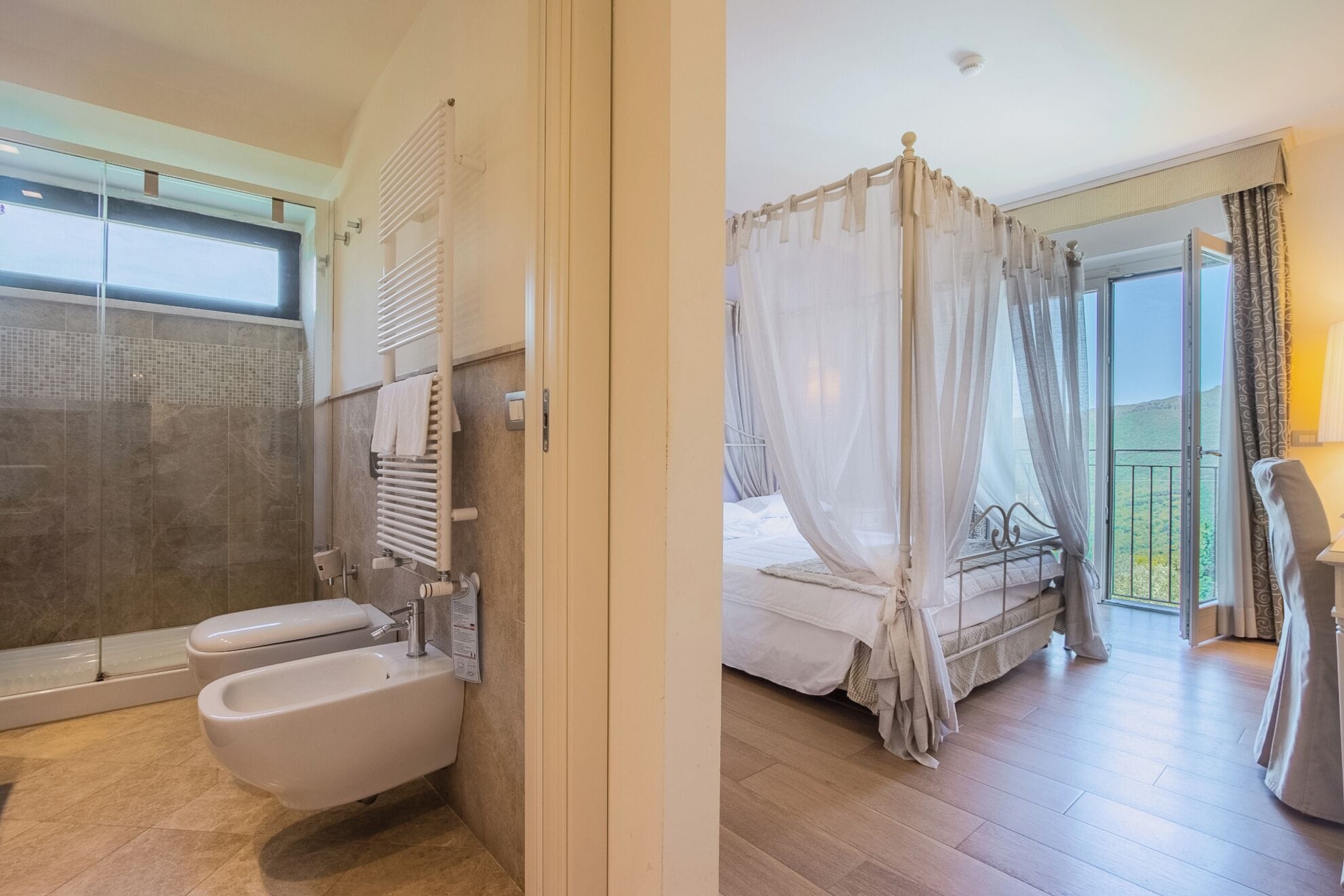 Un baño con bañera, ducha e inodoro.