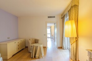 Superior Suite, Balcony, Valley View | Interior detail - Hotel Girifalco - Nature & Relax (Massa Marittima)