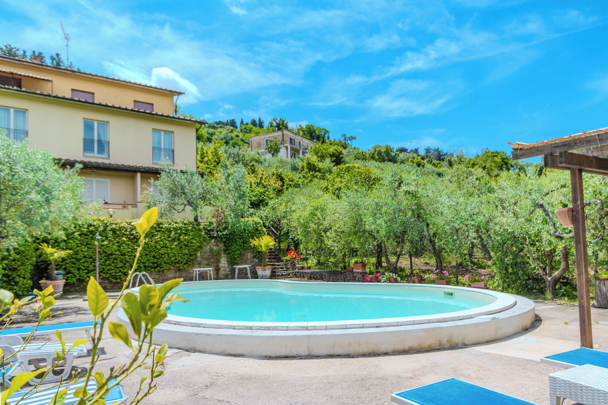 Außenpool (je nach Saison geöffnet), Sonnenschirme, Liegestühle