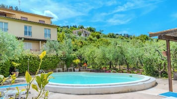 Außenpool (je nach Saison geöffnet), Sonnenschirme, Liegestühle