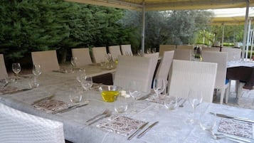 Breakfast, lunch, dinner served; Mediterranean cuisine