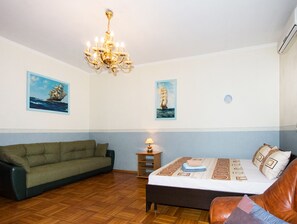 Premium bedding, soundproofing, iron/ironing board, free WiFi