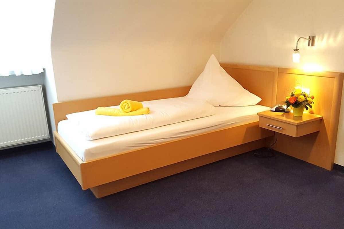 Single Room | Desk, free WiFi, bed sheets