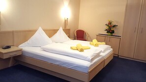 Työpöytä, ilmainen Wi-Fi, vuodevaatteet