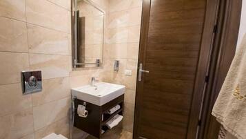 Ducha, artículos de tocador gratuitos, secador de pelo, pantuflas