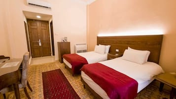 Caja de seguridad en la habitación y escritorio