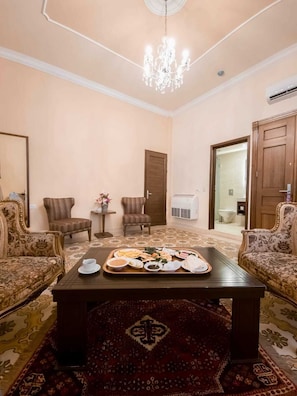 Deluxe Suite | Living area | LCD TV - La PLace Hotel (Zahlé)