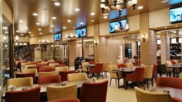 2 間餐廳;供應早餐、午餐、晚餐;多國菜