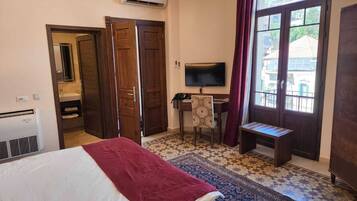 Habitación individual estándar | Caja fuerte, escritorio, tabla de planchar con plancha y cunas gratuitas