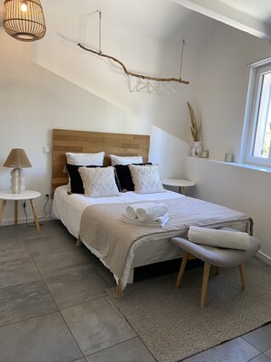 Habitación doble (Chic) | 1 habitación, decoración personalizada, muebles diferentes y escritorio 