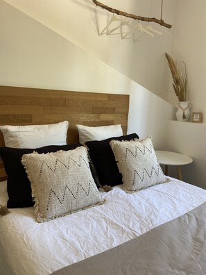 1 habitación, decoración personalizada, muebles diferentes y escritorio