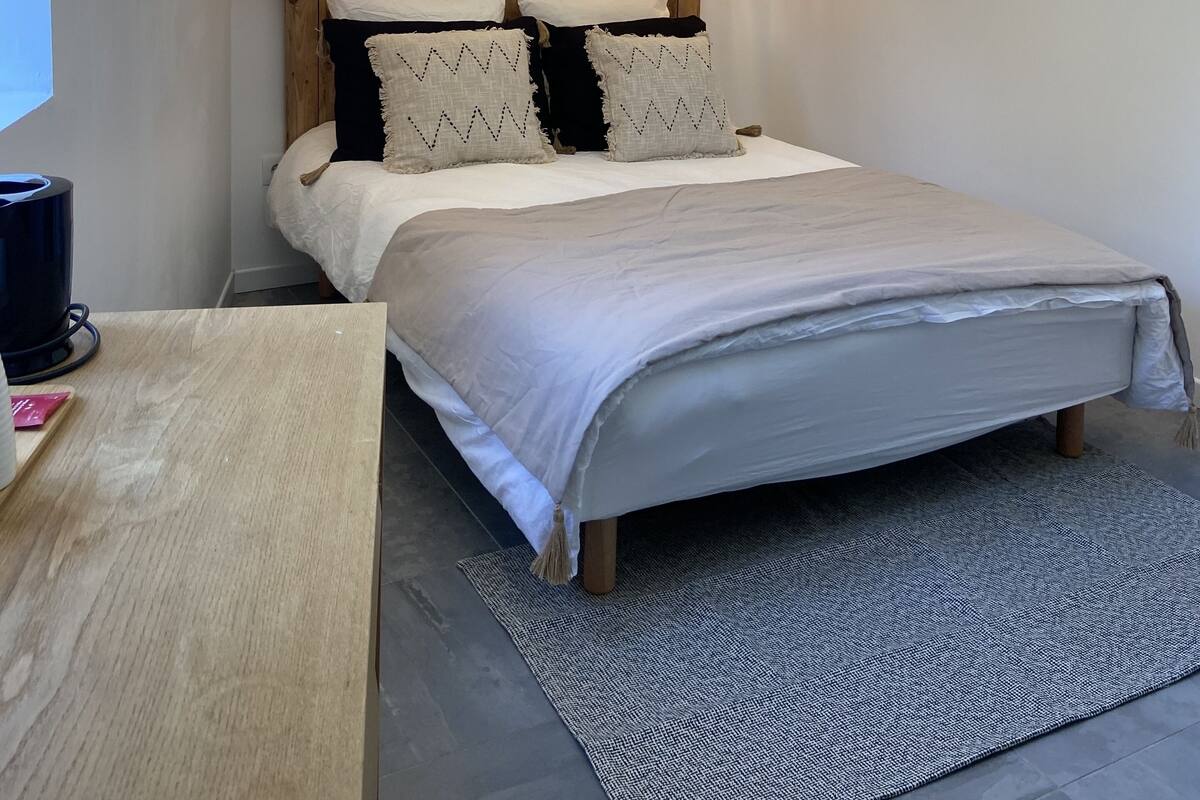 Double Room (Gandhi) | 1 bedroom, individually decorated, individually furnished, desk