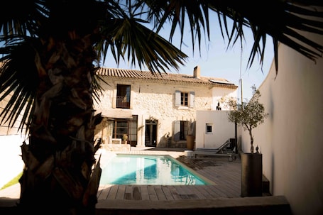 Outdoor pool, sun loungers. Mas Lafleur