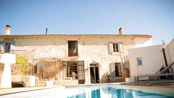 Una piscina al aire libre, tumbonas