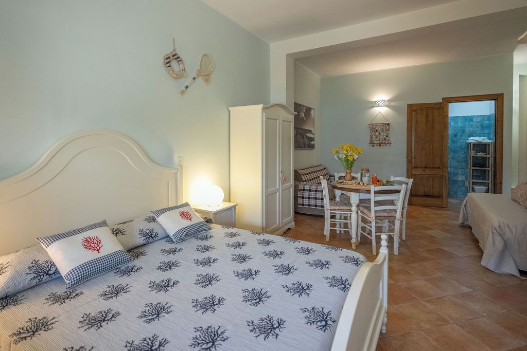 Studio | Een kluis op de kamer, een bureau, geluiddichte muren, babybedden