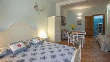 Studio | Een kluis op de kamer, een bureau, geluiddichte muren, babybedden