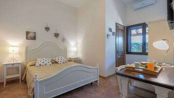 Caja de seguridad en la habitación y escritorio