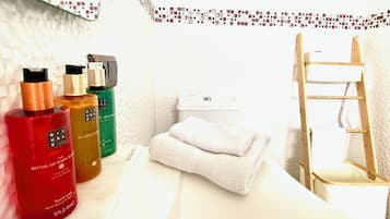 Ilmaiset hygieniatuotteet, hiustenkuivaaja, kylpytakit, tohvelit