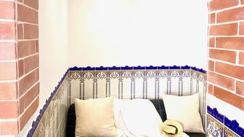 Design House, 1 Queen Bed with Sofa bed, Ensuite, Sea View | Living area