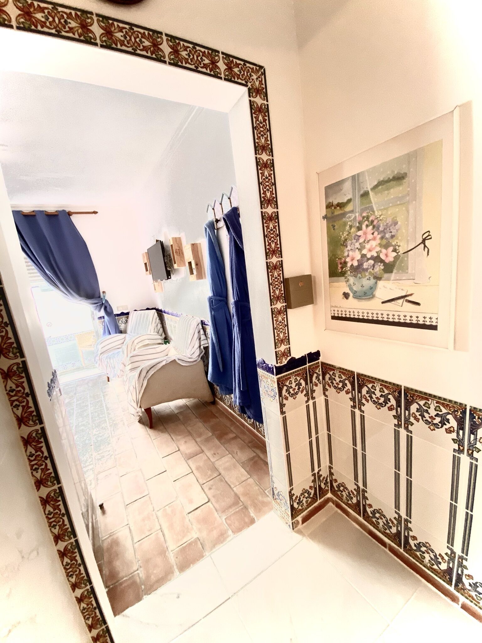 Un dormitorio con cama, ventana con vistas y baño con cortina de ducha.